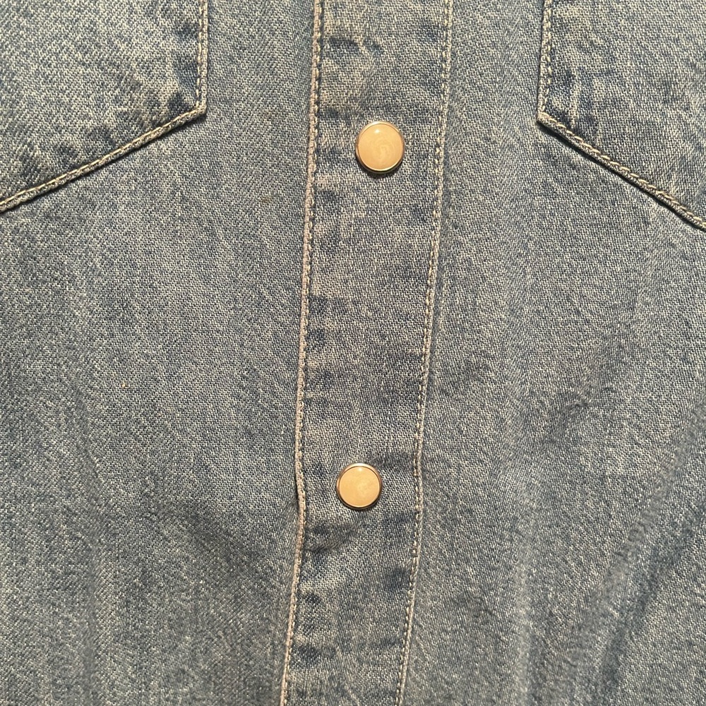 Make an offer!!  MOTHER Light Blue Denim Snap Shirt size Large - Picture 4 of 6